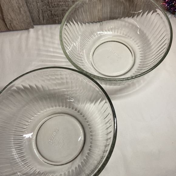 Vintage Pyrex ribbed bowls - Picture 2 of 3